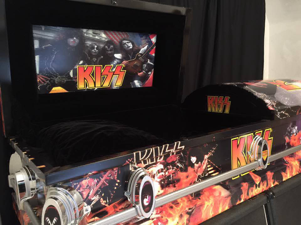 Rejsebureau Alvorlig Muskuløs The Kiss Kasket, a Nashville Casket Sales Exclusive